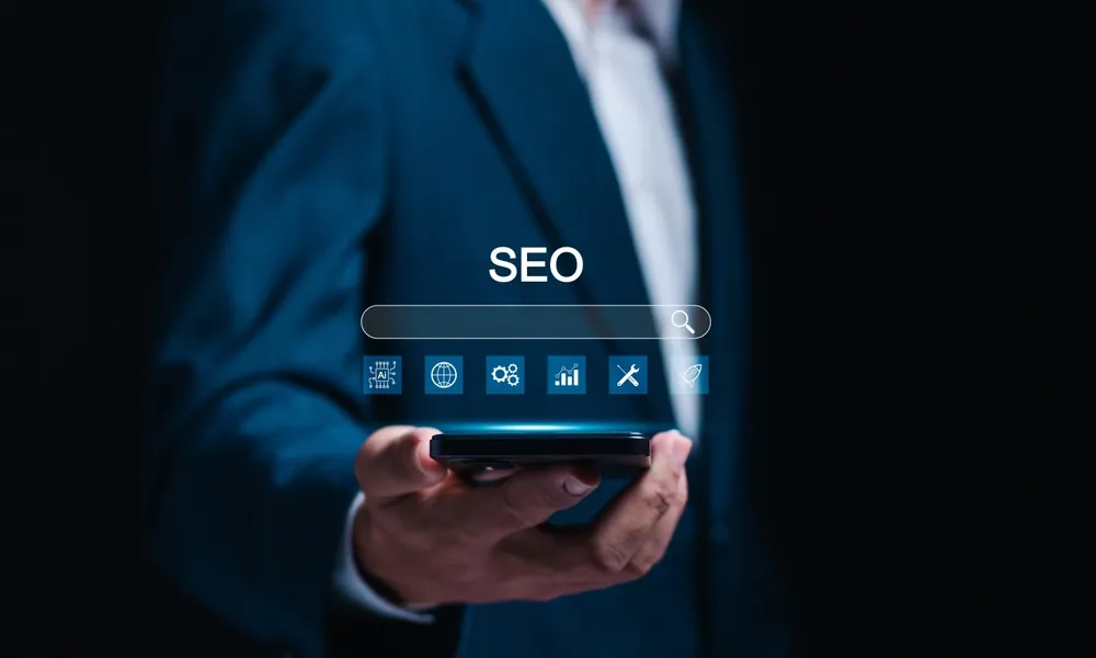 Pozycjonowanie i widoczność strony w Google – mężczyzna w garniturze z hologramem SEO.