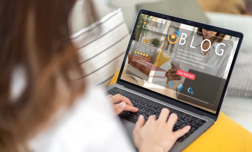 Tworzenie treści i obsługa social media przy laptopie — budowa widoczności nowej strony.