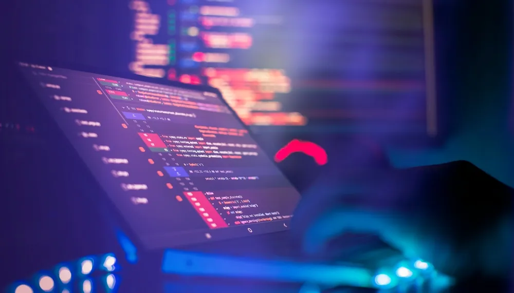 Abstrakcyjne tło z kodem i motywem technologii — warstwa techniczna budowy strony internetowej.