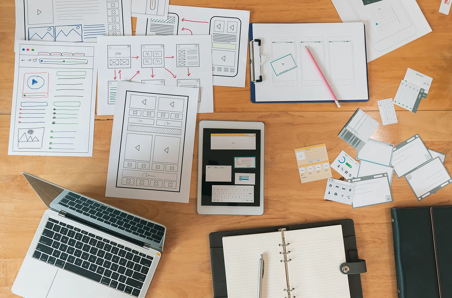 Pozorny bałagan, z którego ostatecznie wyłoni się projekt o wzorowym user experience.